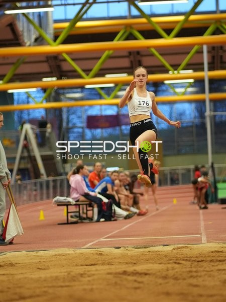 Athletin mit Startnummer 176 beim Weitsprung