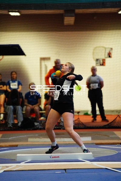 Athletin mit Startnummer 276 wirft Kugel