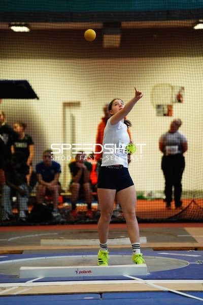 Athletin mit Startnummer 1154 wirft Kugel