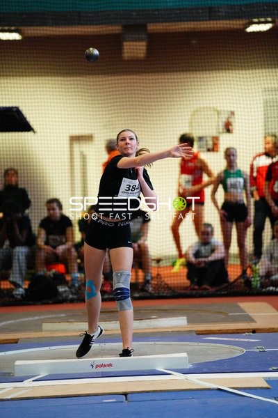 Athletin mit Startnummer 384 wirft Kugel