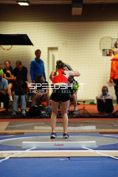 Athletin beim Kugelstoß