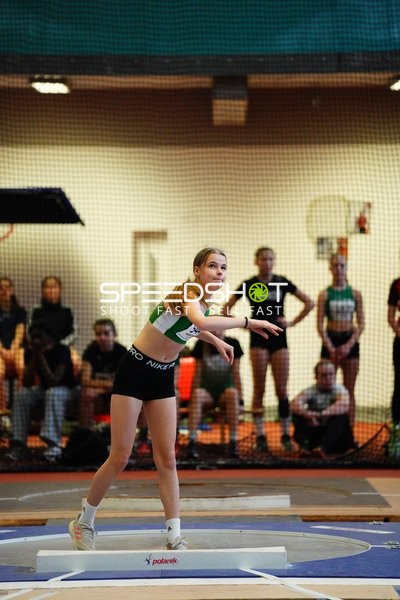 Athletin mit Nummer 344 wirft Kugel