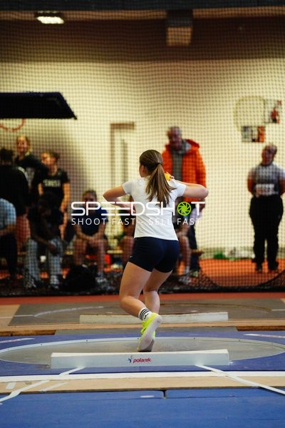 Athletin beim Kugelstoßen