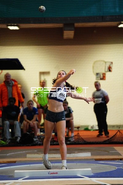 Athletin mit Startnummer 866 wirft Kugel