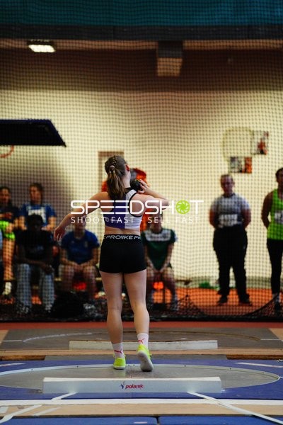 Athletin beim Kugelstoß