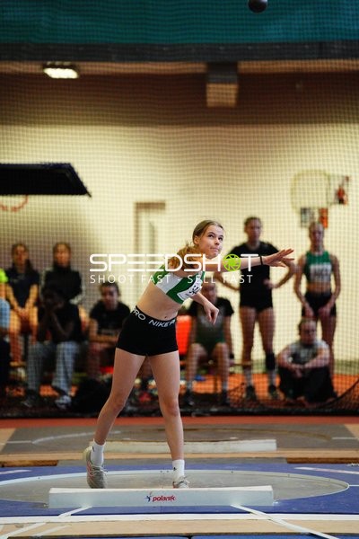 Athletin mit Nummer 542 wirft Kugel