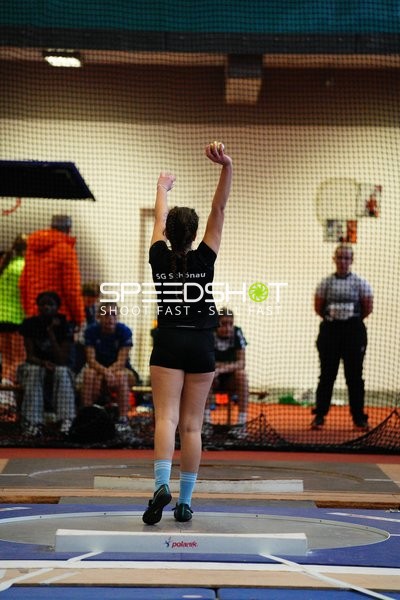 Athletin beim Kugelstoßen