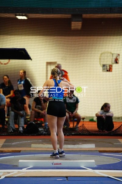 Athletin im Kugelstoßkreis