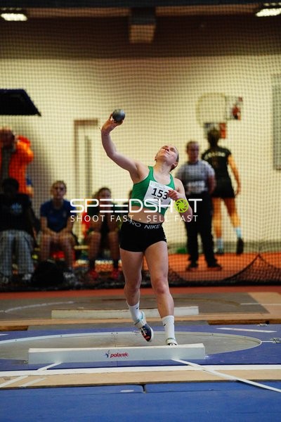 Athletin mit Startnummer 153 wirft Kugel