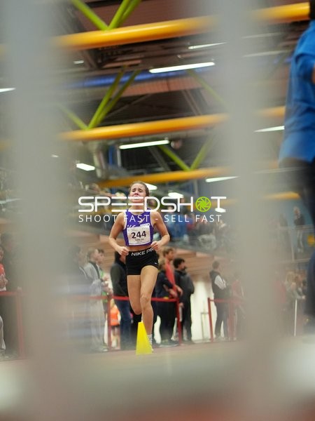 Athletin mit Startnummer 244 in Aktion