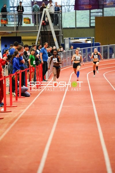 Athletinnen sprinten mit Startnummern 689, 101, 356