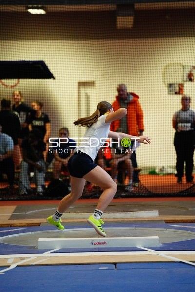 Athletin beim Kugelstoßen