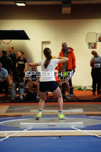 Athletin beim Kugelstoßen