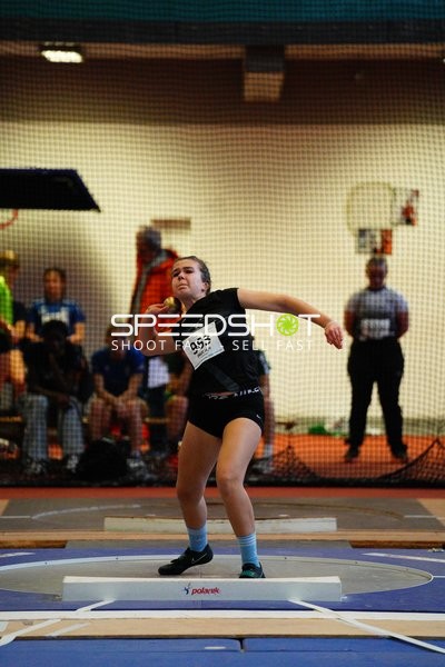 Athletin stößt Kugel mit Startnummer 963