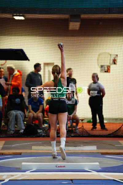 Athletin wirft Kugel