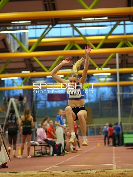 Athletin mit Startnummer 1100 beim Weitsprung