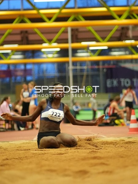 Athletin mit Startnummer 722 im Weitsprung