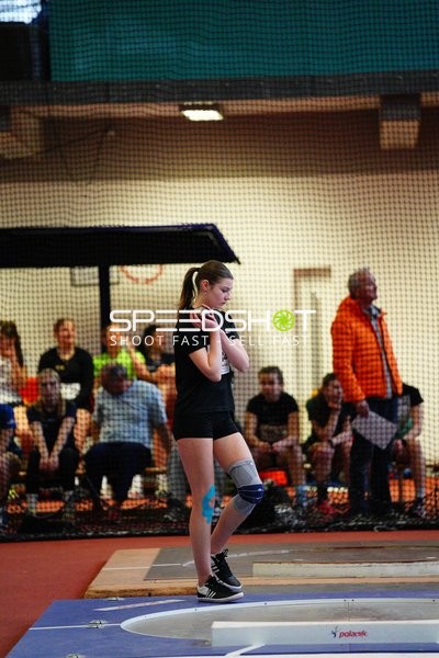 Athletin beim Kugelstoß