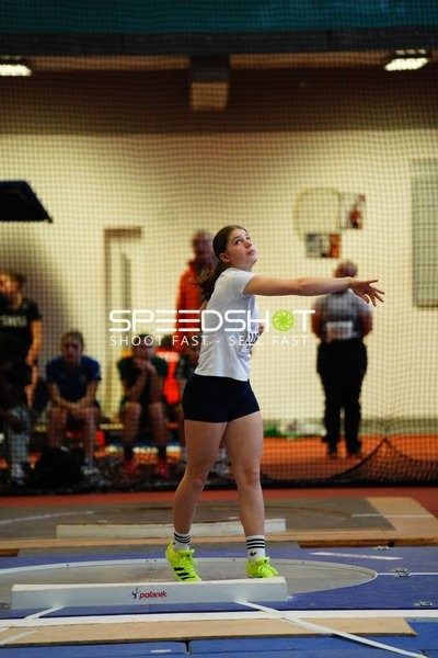 Athletin mit Startnummer 123 im Kugelstoß