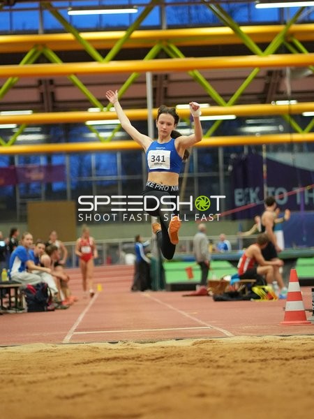 Athletin mit Nummer 341 beim Weitsprung