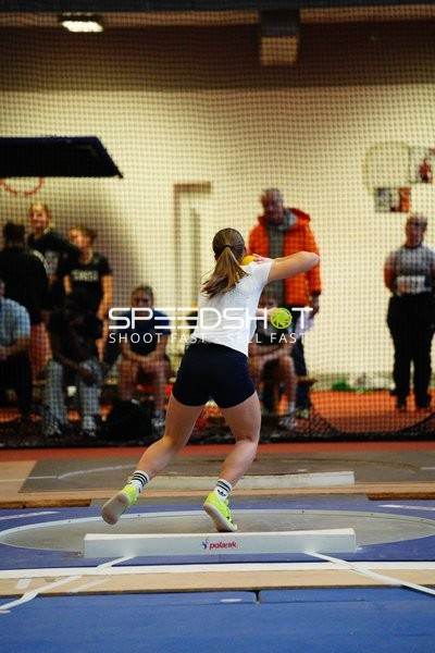 Athletin beim Kugelstoßen