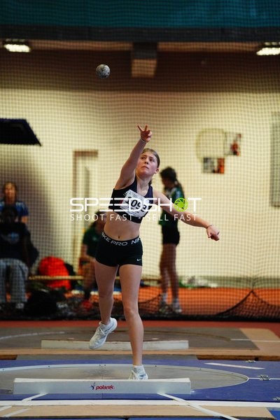 Athletin wirft Kugel mit Startnummer 1093