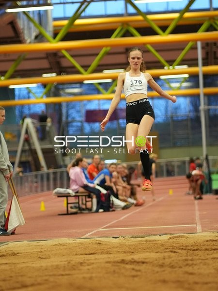 Athletin mit Startnummer 176 beim Weitsprung