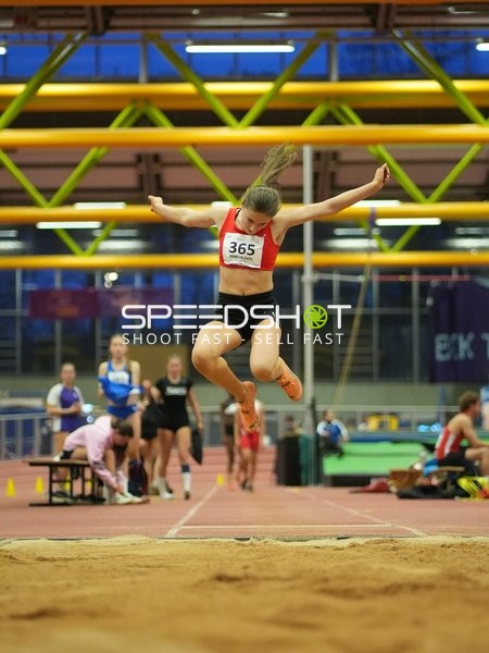 Athletin mit Startnummer 365 beim Weitsprung