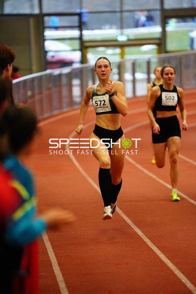 Läuferin mit Startnummer 572 in Führung