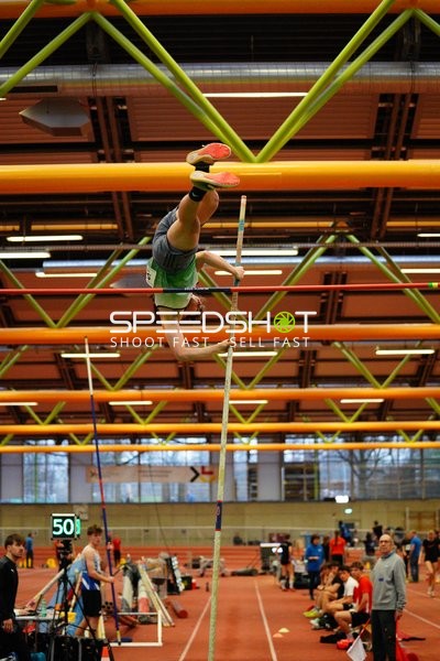 Stabhochsprung mit Startnummer 50