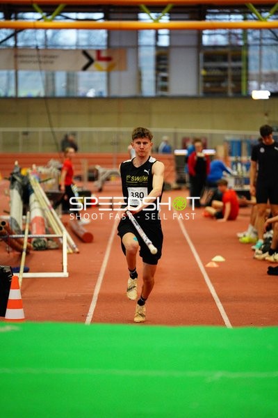 Athlet mit Startnummer 380 beim Stabhochsprung