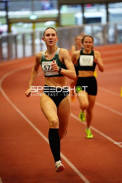 Läuferin mit Startnummer 572 in Führung