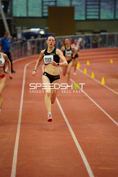 Läuferin mit Startnummer 999 sprintet