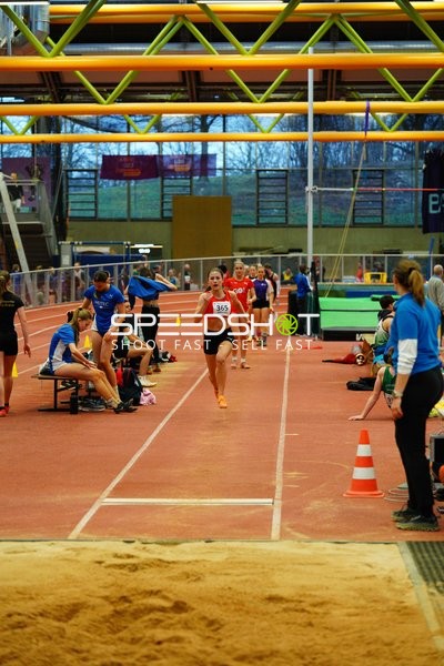 Athletin mit Startnummer 365 beim Weitsprung