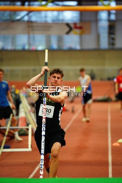 Athlet mit Startnummer 380 beim Stabhochsprung