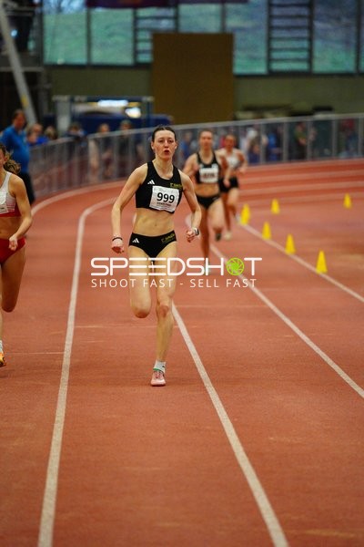 Läuferin mit Startnummer 999 in Aktion