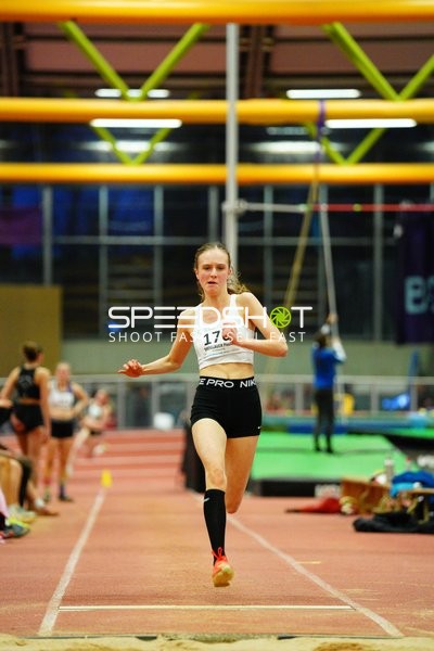 Athletin mit Startnummer 176 beim Weitsprung