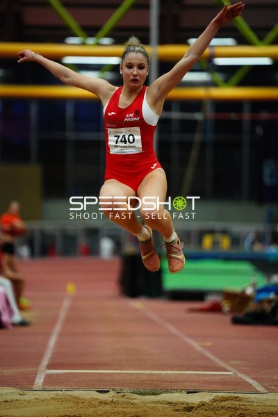 Athletin mit Startnummer 740 beim Weitsprung