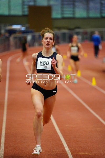 Athletin mit Startnummer 680 in Aktion