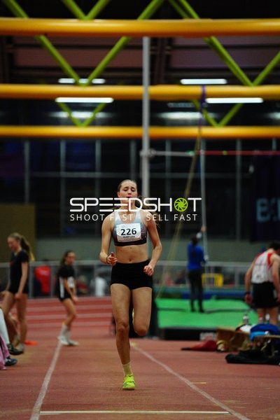 Athletin mit Startnummer 226 in Aktion