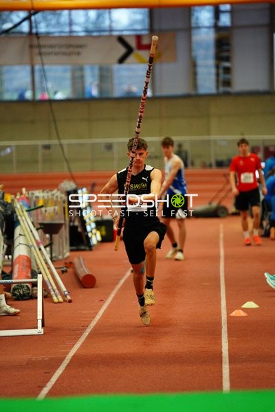 Stabhochsprung mit Startnummer 105