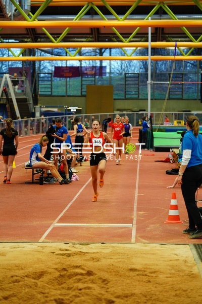 Athletin mit Startnummer 365 beim Weitsprung