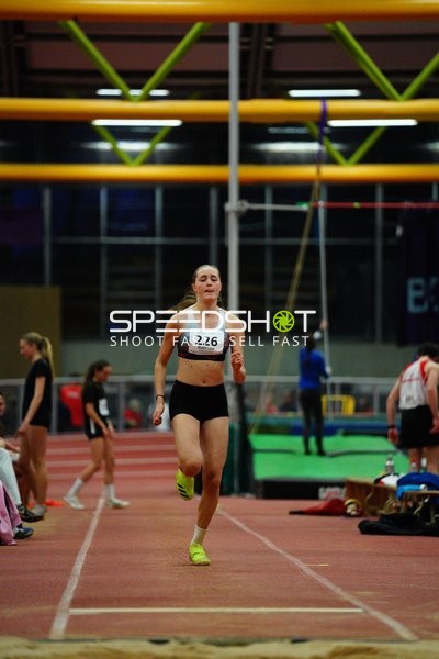 Athletin mit Startnummer 226 in Aktion