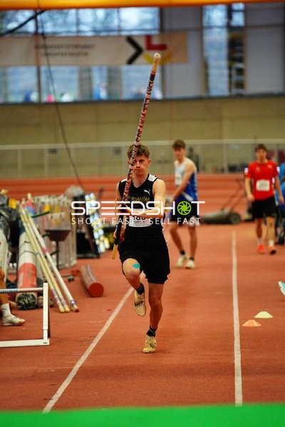 Athlet mit Startnummer 386 im Anlauf