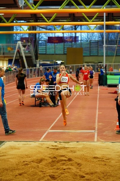 Athletin mit Startnummer 365 beim Weitsprung