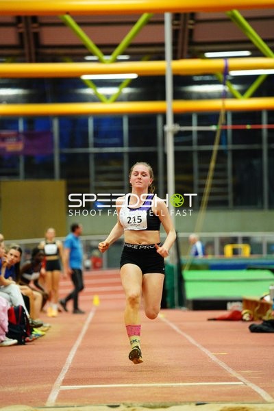 Athletin mit Startnummer 215 in Aktion