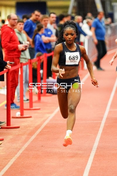 Athletin mit Startnummer 689 in Aktion