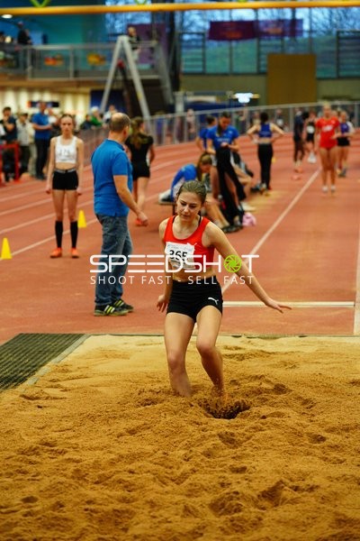 Athletin mit Startnummer 365 im Weitsprung