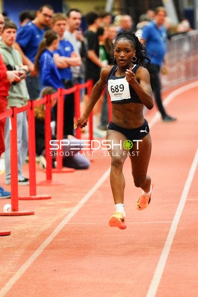 Athletin mit Startnummer 689 sprintet