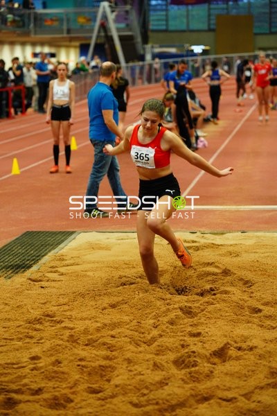 Athletin mit Startnummer 365 beim Weitsprung